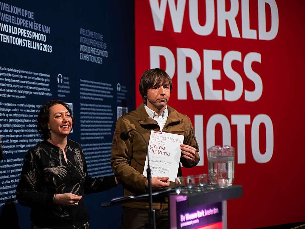 Fotograf und Gewinner des Preises fr das World Press Photo des Jahres, erhlt seine Auszeichnung von Joumana El Zein Khoury (links), Geschftsfhrerin der World Press Photo Foundation, fr sein preisgekrntes Bild einer schwangeren Frau, die nach einem russischen Militrschlag in Mariupol (Ukraine) durch die Trmmer einer Entbindungsklinik getragen wird.