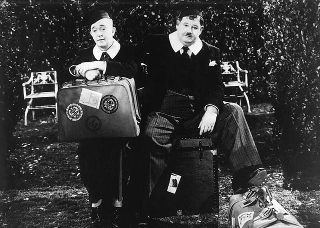 Oliver Hardy (re.) und Stan Laurel in ...uch Szenen der beiden Komiker gezeigt.  | Foto: dpa