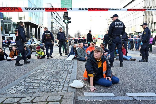 Klima-Aktivisten kleben sich in Freiburg auf der Strae fest.  | Foto: Thomas Kunz