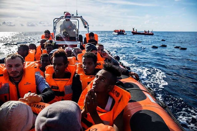 Gerettete Migranten vor Libyen: Europa..., niederlndischer Migrationsforscher.  | Foto: Olmo Calvo