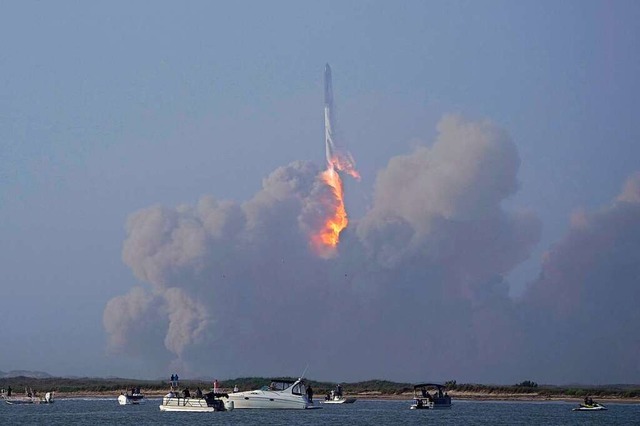 Das Raumschiff von SpaceX startet von ...in Boca Chica im US-Bundesstaat Texas.  | Foto: Eric Gay (dpa)