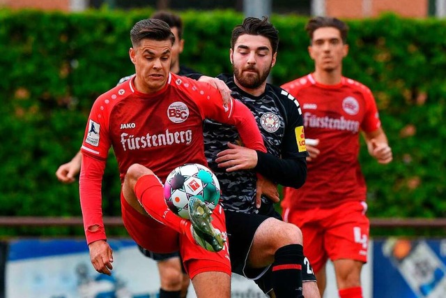 Mittelfeldspieler Luca Kbele (vorne) ...elzeit fr den Bahlinger SC auflaufen.  | Foto: Claus G. Stoll