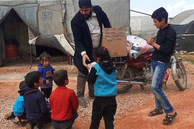 Ahmed Al Fahed verteilt in Syrien Spielzeug an Erdbebenopfer.  | Foto: Ahmet Al Fahed