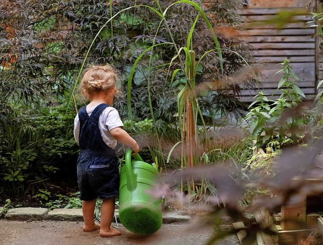 Macht Kinder glcklich und kostet Elte...llgang: selbstndiges Gieen im Garten  | Foto: Franziska Gabbert (dpa)