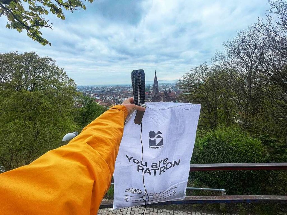 Mllsammeln mit Aussicht auf das Freiburger Mnster.  | Foto: Christina Rehm