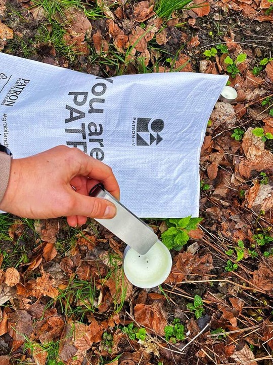 Auch Kerzen liegen im Wald.  | Foto: Christina Rehm