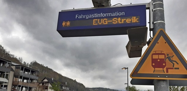 Die Anzeige am Bahnhaltepunkt Schwrst...ag auf den Warnstreik am Freitag hin.   | Foto: Melanie Vlk