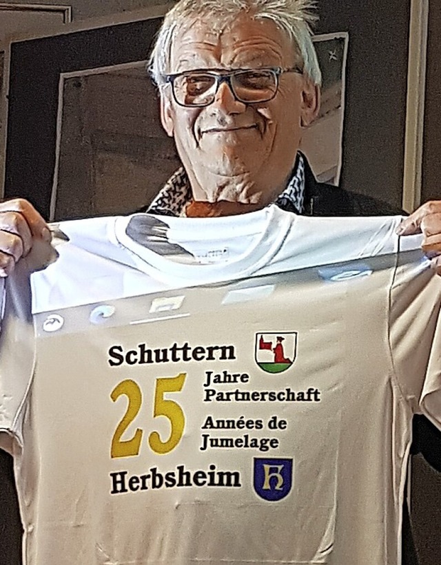 Hans-Jrgen Kopf mit dem Shirt  | Foto: Walter Holtfoth