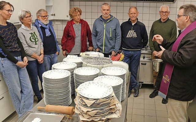 Fr ein gutes Miteinander segnete Pfar...m Gemeindeteam fr die Untersttzung.   | Foto: Herbert Birkle