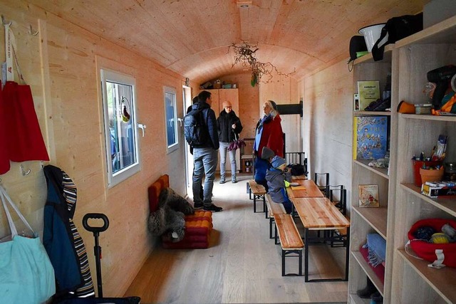 Der Bauwagen des Naturkindergartens Wambach bietet reichlich Platz.  | Foto: Horatio Gollin