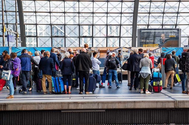 Warten am Bahnsteig: Am Freitag mssen... Ausflle und Versptungen einstellen.  | Foto: Bernd Diekjobst (dpa)