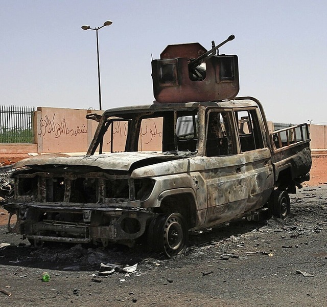 Ein zerstrtes Militrfahrzeug in Khartum  | Foto: Marwan Ali (dpa)