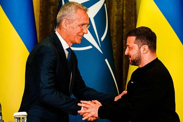 Jens Stoltenberg (l), Nato-Generalsekr...dymyr Selenskyj, Prsident der Ukraine  | Foto: DIMITAR DILKOFF (AFP)