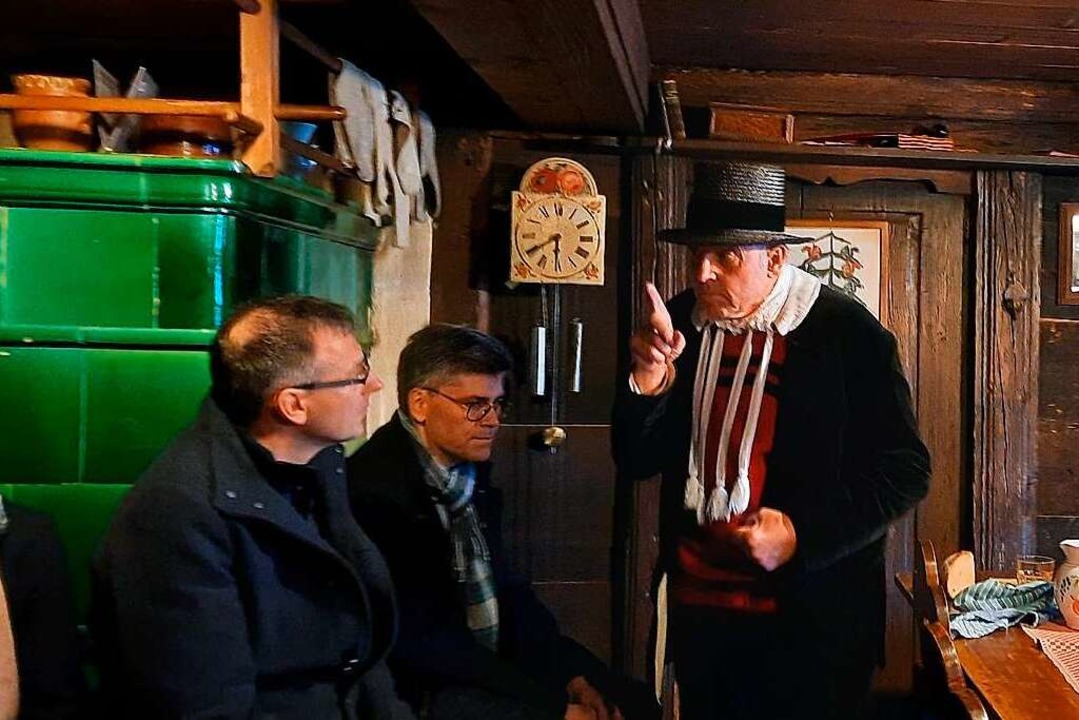 Gerhard Neugebauer erzählt Besuchern d...usenhofes künftig über die Salpeterer.  | Foto: Landratsamt