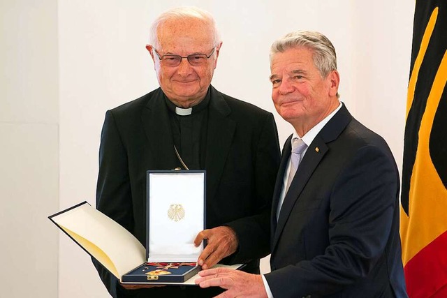 2014 wurde Erzbischof Robert Zollitsch...der Bundesrepublik Deutschland geehrt.  | Foto: Tim Brakemeier