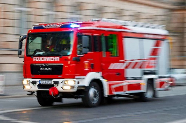 In Waldshut-Tiengen hat die Feuerwehr ...gsfahrzeuglschen mssen. (Symbolbild)  | Foto: Monika Skolimowska (dpa)