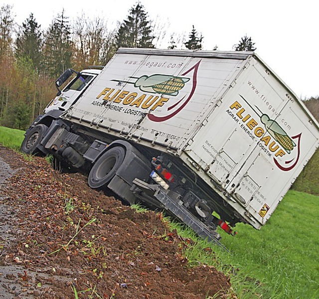 In Schieflage geriet ein Lkw bei Eichsel.   | Foto: Petra Wunderle