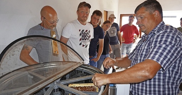 Edgar Bhler (rechts) ist zufrieden mit der Honigernte 2022.  | Foto: suedkurier