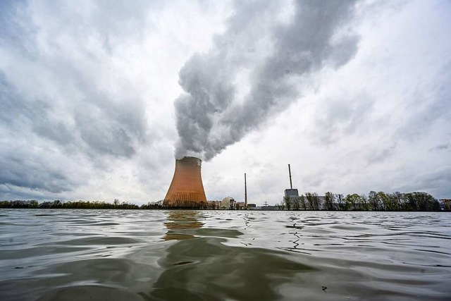 Wasserdampf steigt aus dem Khlturm des Kernkraftwerks Isar 2.  | Foto: Armin Weigel (dpa)