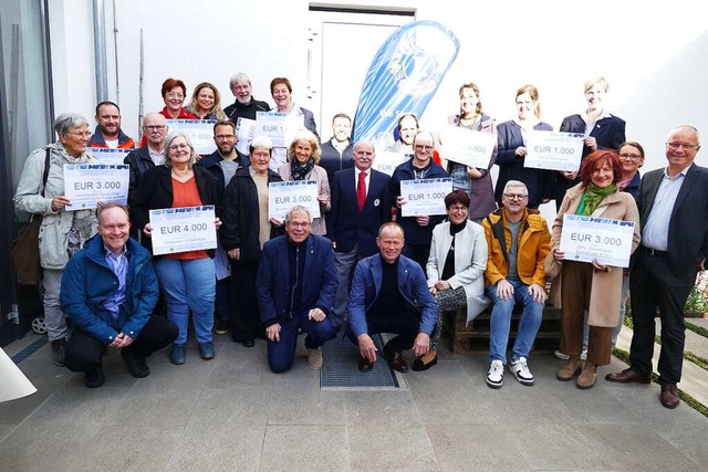 Fast wie Weihnachten: Der Lions-Club s...tige, soziale und kulturelle Vereine.  | Foto: Sylvia Sredniawa