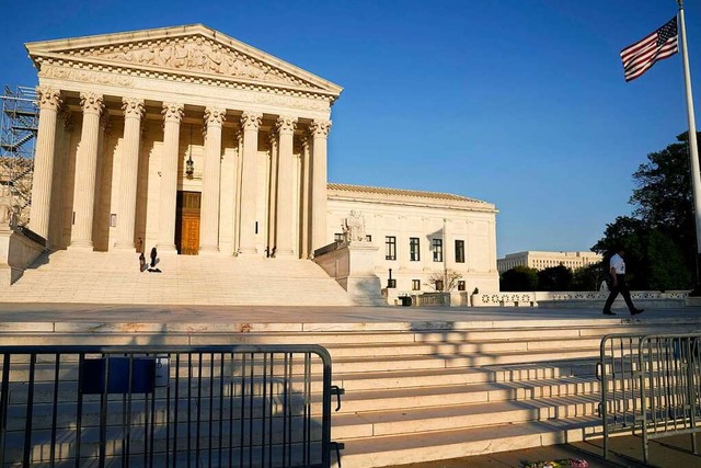 USA, Washington: Eine US-Nationalflagge weht am Obersten Gerichtshof der USA.  | Foto: Jacquelyn Martin (dpa)