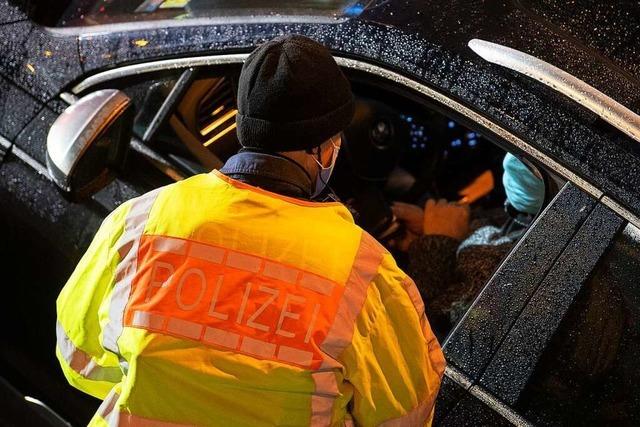 Betrunkene Autofahrerin fragt Polizisten in Freiburg nach dem Weg