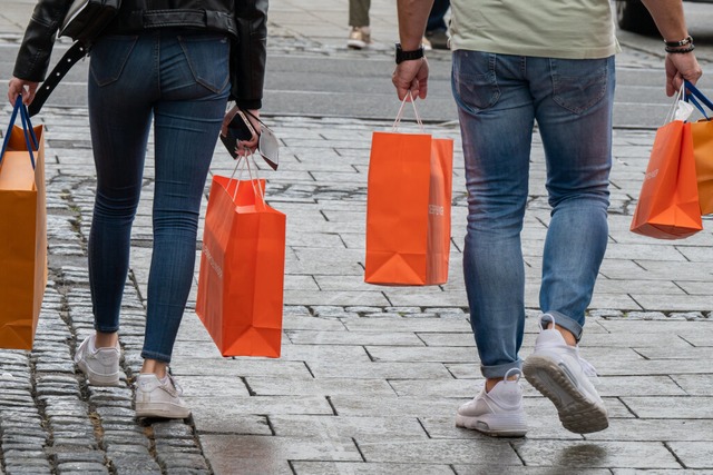 Passanten mit Einkaufstten: Wie sieht die Zukunft der Innenstadt aus?  | Foto: Peter Kneffel (dpa)