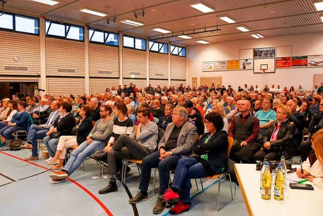 Full House: Etliche Brgerinnen und B...ie Zuschauer standen bis in die Tren.  | Foto: Alexander Huber