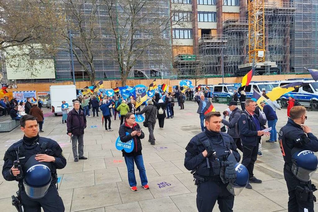 Die Polizei trennt die rund 100 Teilne...otest vor dem Freiburger Stadttheater.  | Foto: Manuel Fritsch