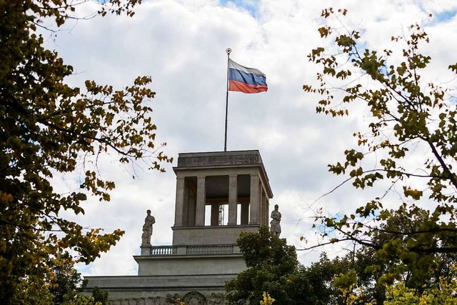 03.09.2022, Berlin: Die Flagge auf der...n M. Gorbatschow nicht auf Halbmast. (  | Foto: Christoph Soeder (dpa)