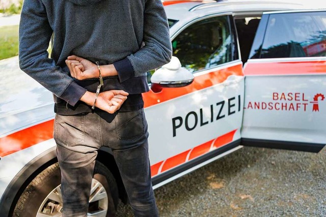 Ein Verdchtiger wird im Kanton Basell...mbendrohung festgenommen (Symbolfoto).  | Foto: Polizei BL