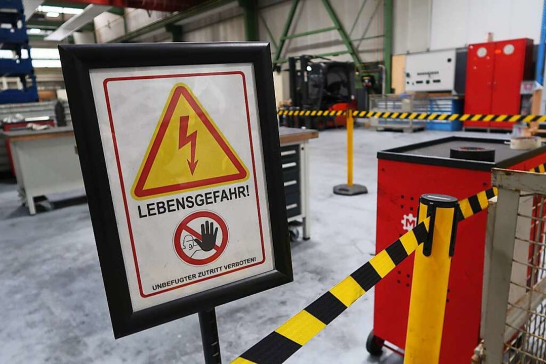 Warnschilder in der Recycling-Fabrik: Die Arbeit dort ist nicht ungefhrlich.  | Foto: Steve Przybilla
