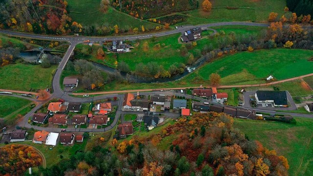 Die B 317 (oben) fhrt im Tal an Frhn...n die Gemeinde aber kaum Einfluss hat.  | Foto: Martin Klabund