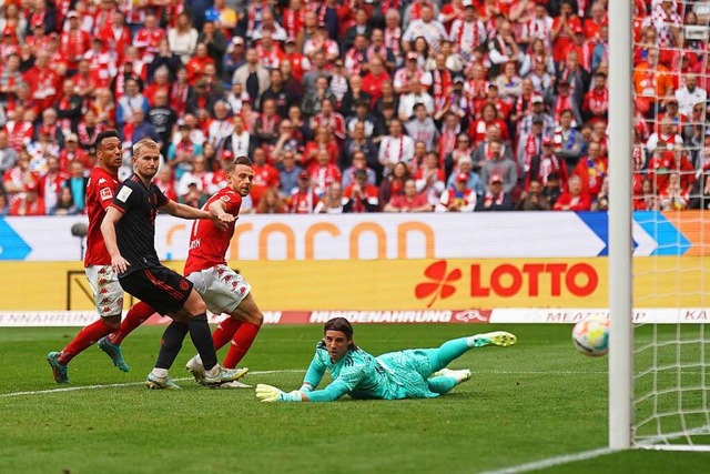 Auch der geht rein, von links: Karim O...all zum 3:1 fr Mainz ins Tor fliegt.   | Foto: Thomas Frey (dpa)