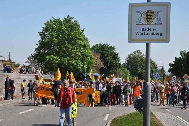 Bereits im Jahr 2011  versammelten sic...haltung des Kernkraftwerks Fessenheim.  | Foto: Kai Kricheldorff