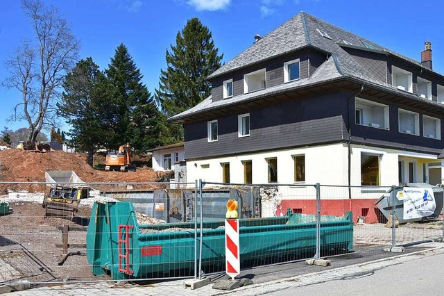 Vor einigen Tagen hat der Rckbau des ... ehemalige  Klinik im Brhl, begonnen.  | Foto: Stefan Pichler