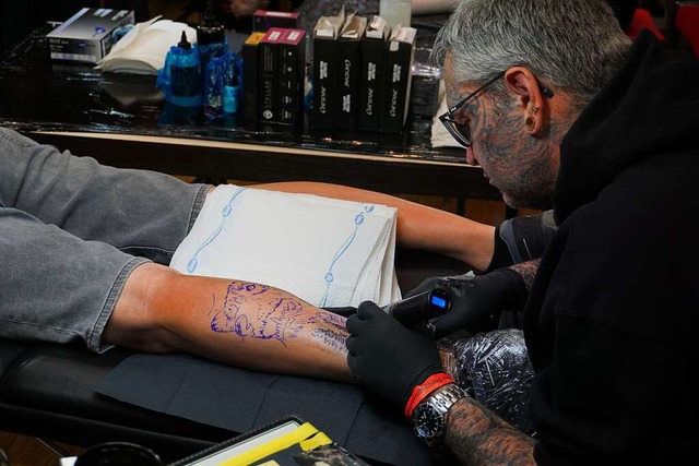 Jeder Stich sitzt beim neuesten Tattoo von Meik Schmidt.  | Foto: Silas Schwab