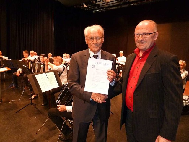 Frank Knig (rechts) berreicht Egon O...e besondere Auszeichnung des Verbands.  | Foto: Heidrun Simoneit