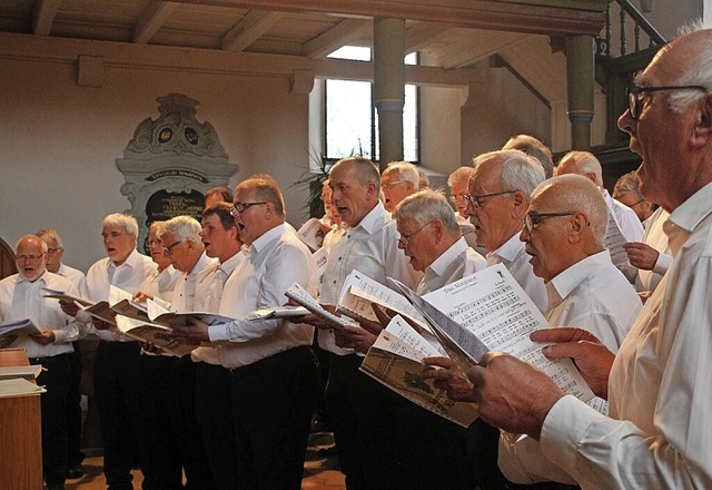 Der Rhenus- und der Reblandchor mit ih...tritt in der Christuskirche in Kirchen  | Foto: Reinhard Cremer