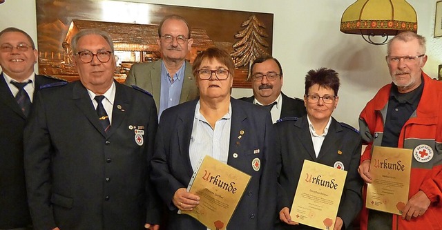 Die Geehrten des DRK-Ortsvereins flin...hea Diesner, Markus Urich (von links).  | Foto: Marianne Bader