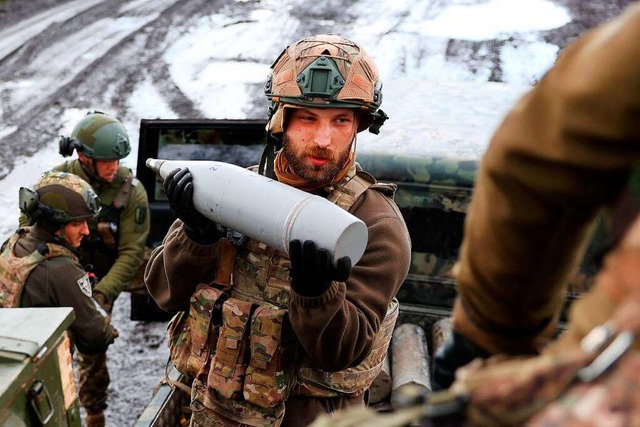 Um gegen die russische Invasion besteh...e Ukraine mehr militrisches Material.  | Foto: ANATOLII STEPANOV (AFP)