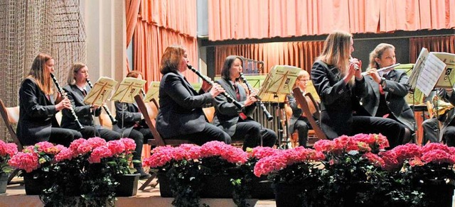 Gut 30 Musiker spielen derzeit im Aktivorchester des Musikvereins Schwrstadt.  | Foto: Rolf Reimann