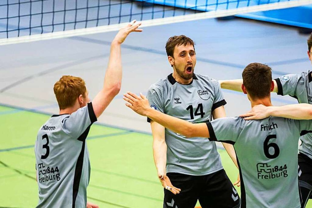 Nach dem 3:2-Sieg in Salem feiern die ... Fredrik Frisch die Vizemeisterschaft.  | Foto: IMAGO