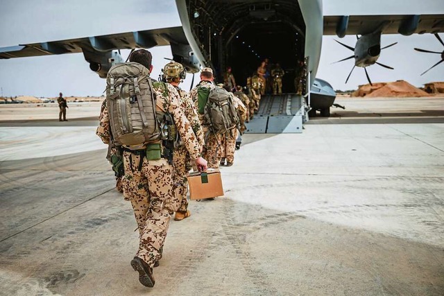 Mehr als 1000 Soldaten und Soldatinnen sind an dem Einsatz beteiligt.  | Foto: Neumann (dpa)