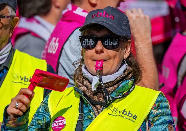 Eine Frau demonstriert vor Beginn der ...tlichen Dienst von Bund und Kommunen.   | Foto: Monika Skolimowska (dpa)