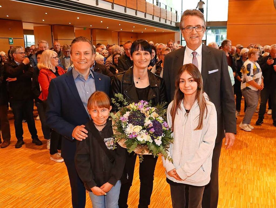 Der scheidende Amtsinhaber Michael Wel... Oliver Rastetter (links) und Familie.  | Foto: Roland Spether