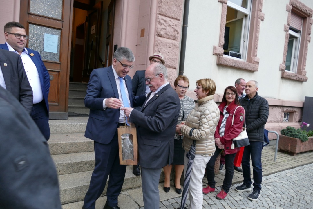 Ehrenbürger Clemens Bieniger gratuliert Klaus Hämmerle  | Foto: Sylvia Sredniawa
