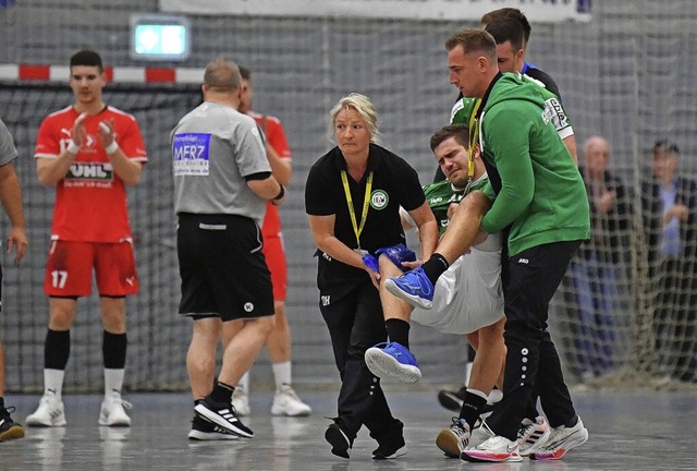 Die entscheidende Szene im Derby: Luka...eren Knieverletzung vom Feld getragen.  | Foto: Wolfgang Knstle