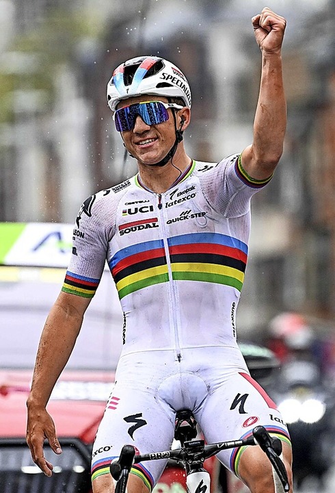 In Siegerpose: Remco Evenepoel  | Foto: TOM GOYVAERTS (AFP)