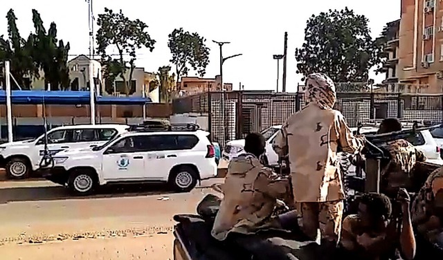 Die UNO verlsst im Auto-Konvoi die umkmpfte Hauptstadt Khartum.  | Foto: ABUBAKARR JALLOH (AFP)